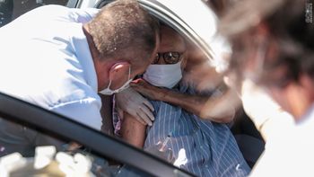 Idoso sendo vacinado em sistema drive thru contra o coronavírus em Rondonópolis. (Foto: Wheverton Barros/Gcom)