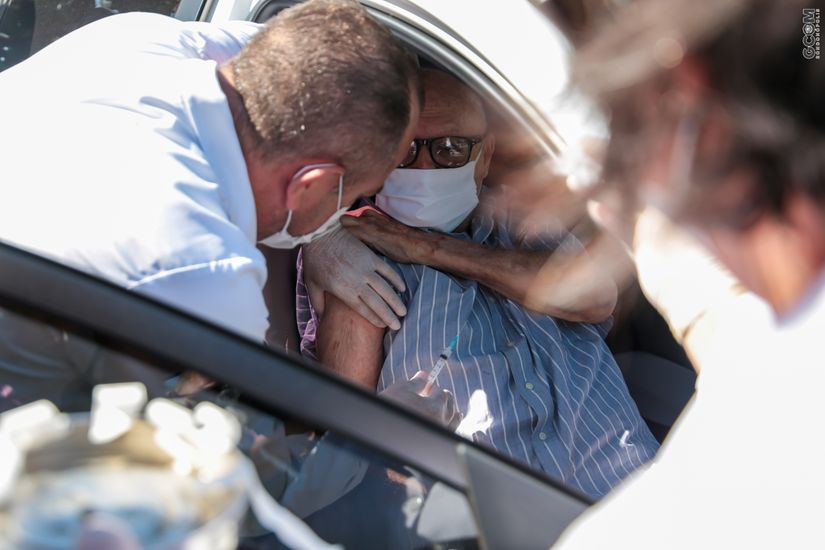 Idoso sendo vacinado em sistema drive thru contra o coronavírus em Rondonópolis. (Foto: Wheverton Barros/Gcom)