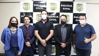 Deputado e vereadores durante encontro com delegado-geral da PJC. (Foto: assessoria)