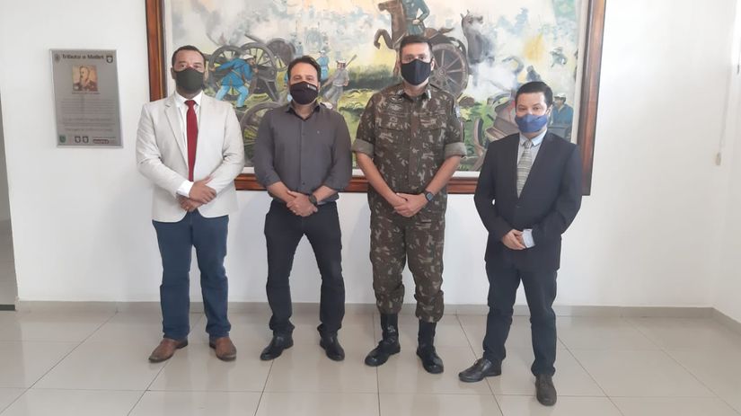 Legenda_Deputado e vereadores de Rondonópolis com o comandante do 18°GAC