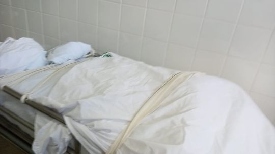 Corpo de vítima da Covid-19 fica em corredor do Hospital Regional de Ceilândia, no DF — Foto: Arquivo pessoal