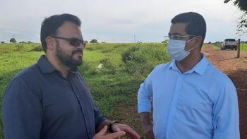Deputado Claudinei e vereador Jonas no terreno da futura Escola Estadual