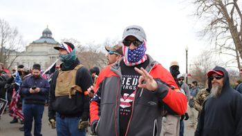 Imagem: Reprodução / By Elvert Barnes from Silver Spring MD, USA - 24.ProudBoys.USSC.WDC.6January2021, CC BY-SA 2.0