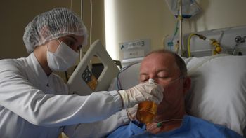 Paciente toma cerveja em hospital ao ganhar alta de UTI-Covid em Blumenau — Foto: Hospital Santo Antônio/ Divulgação