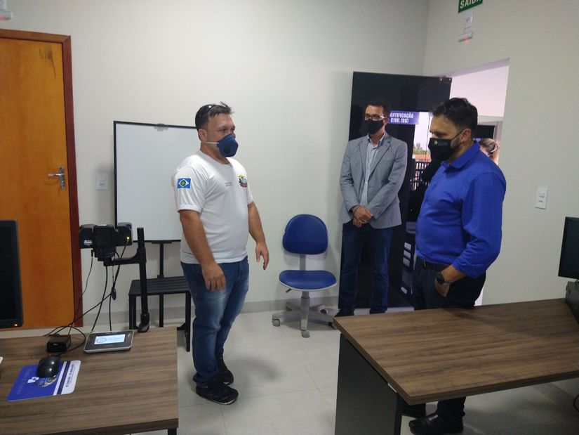 Deputado Claudinei com o gerente regional de Pontes e Lacerda, na sala que realiza as coletas digitais para a confecção de RG