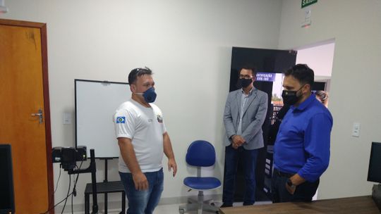 Deputado Claudinei com o gerente regional de Pontes e Lacerda, na sala que realiza as coletas digitais para a confecção de RG