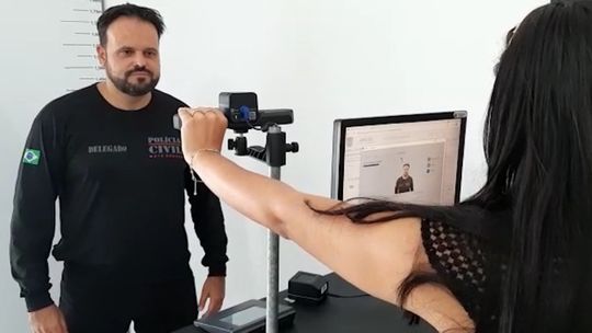 Deputado Claudinei durante o fornecimento de dados, biometria e assinatura digital