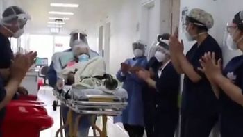Dona Carmelita foi aplaudida ao sair do hospital - Foto: Twitter/Reprodução