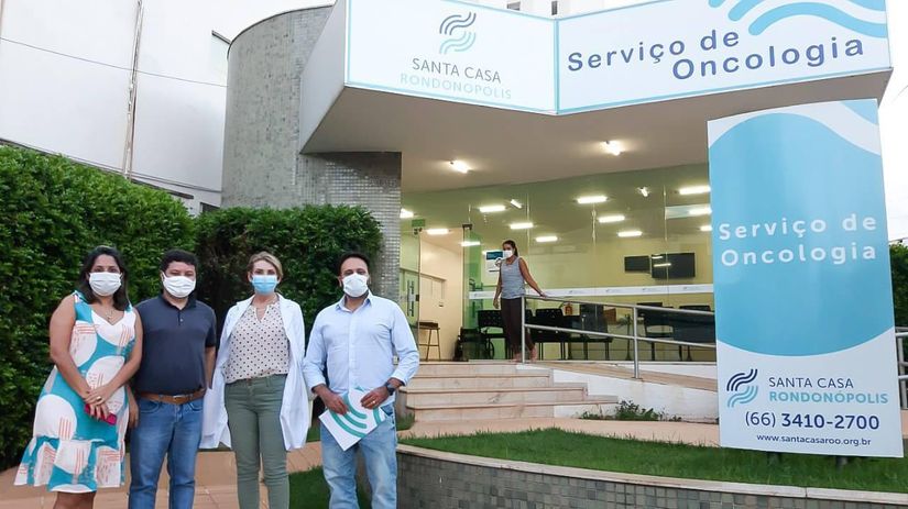 Deputado Claudinei e vereador Dr. Felipe em frente ao setor de Oncologia da Santa Casa de Rondonópolis