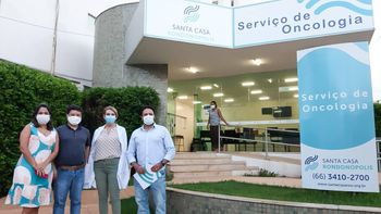Deputado Claudinei e vereador Dr. Felipe em frente ao setor de Oncologia da Santa Casa de Rondonópolis