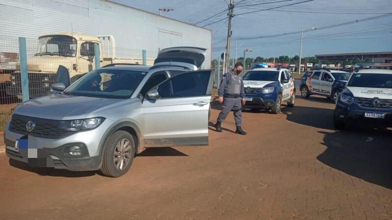 Veículo do delegado localizado pela Polícia Militar