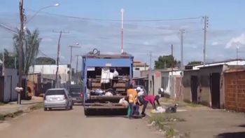 Garis ajudam a encontrar pasta com cerca de R$ 40 mil e devolvem ao dono, em Alexânia, Goiás — Foto: Divulgação/Prefeitura de Alexânia