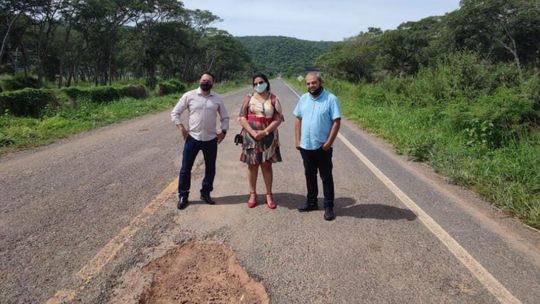 Deputado Claudinei com secretário de Agricultura e vereadora na MT-040