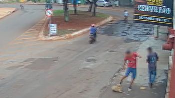 Momento em que o adolescente é gravado agredindo o animal. — Foto: Divulgação