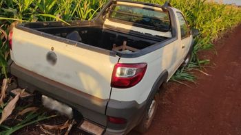 O carro foi encontrado no meio de um milharal, em um distrito de Dourados (MS) — Foto: PCMS/Divulgação