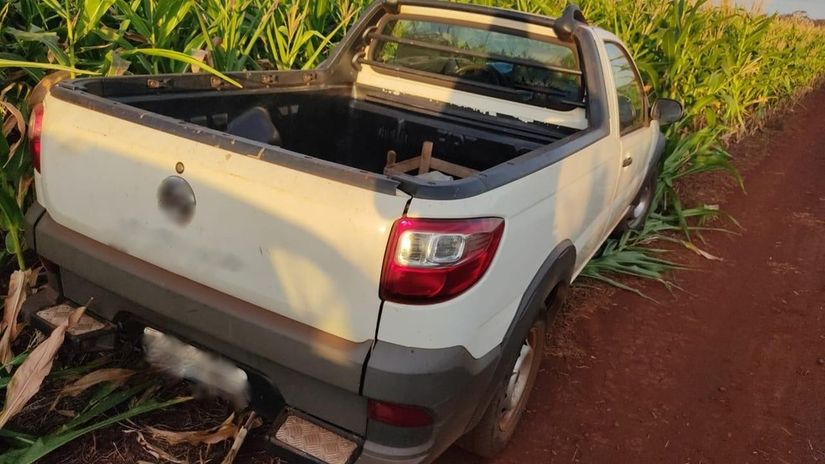 O carro foi encontrado no meio de um milharal, em um distrito de Dourados (MS) — Foto: PCMS/Divulgação
