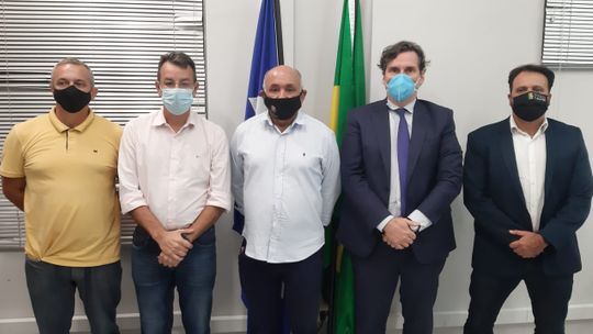 Deputado Claudinei com o secretário Gallo e representantes de Poxoréu