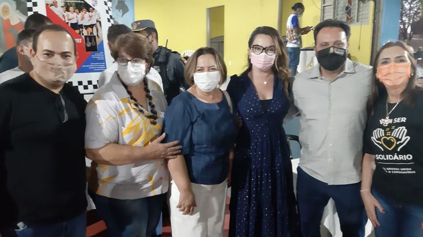 Deputado Claudinei com a primeira dama, secretárias de Assistência Social do município e de Mato Grosso