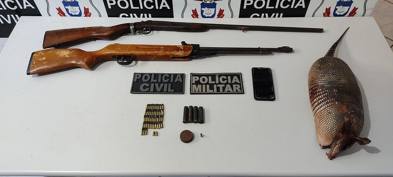 Ainda durante a ação, foi encontrado com o suspeito, duas espingardas e munições, além de um animal silvestre abatido recentemente.