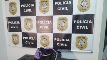 Mala onde corpo da criança foi colocado para ser transportado, segundo a polícia — Foto: Alfredo Pereira / RBS TV