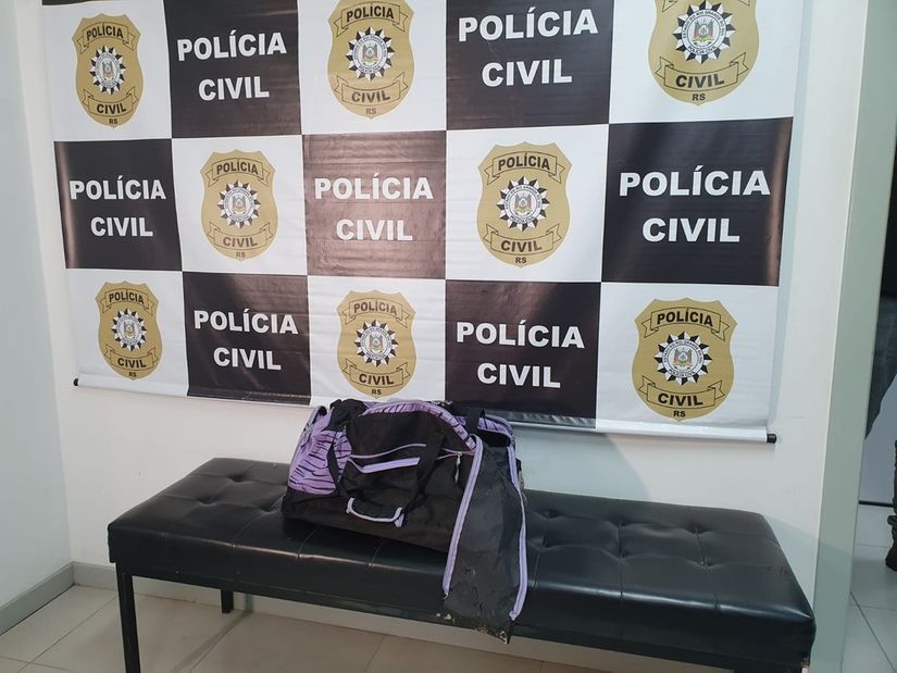 Mala onde corpo da criança foi colocado para ser transportado, segundo a polícia — Foto: Alfredo Pereira / RBS TV
