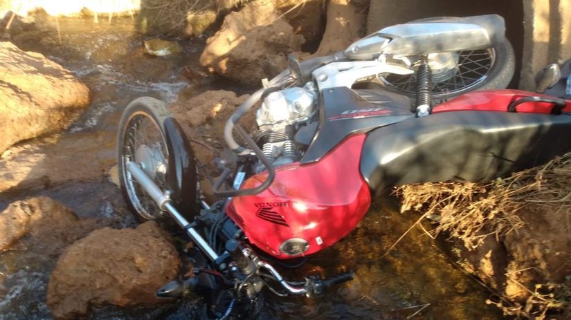 A motocicleta da vítima  estava caída em meio a pedras no córrego - Foto: Fabiano Marques