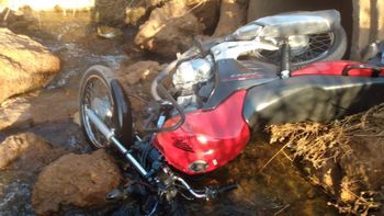 A motocicleta da vítima  estava caída em meio a pedras no córrego - Foto: Fabiano Marques