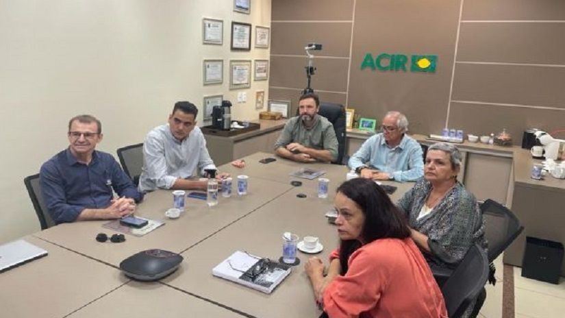Apenas Acir, Azul, Observatório Social de Rondonópolis, Prefeitura e GMPR presentes na reunião.