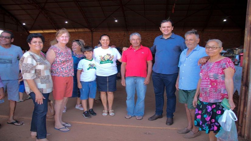 Thiago Silva com feirantes e lideranças de Campo Verde