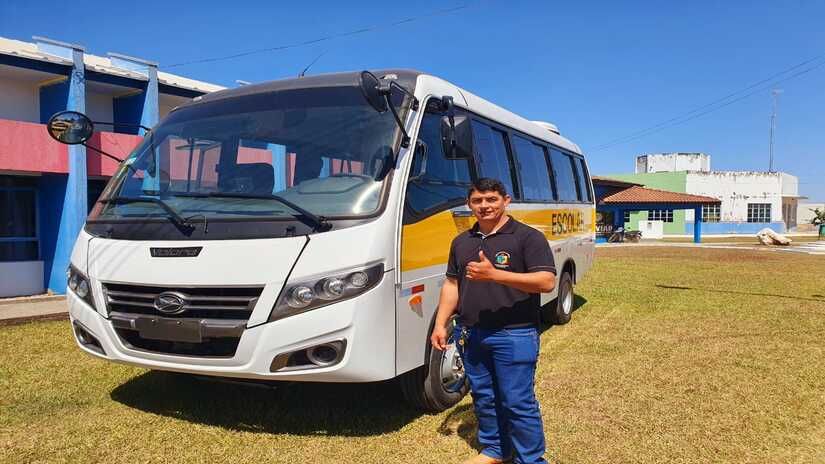 Vereador Zezinho recebe o micro-ônibus em Apiacás