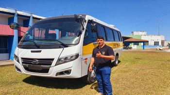 Vereador Zezinho recebe o micro-ônibus em Apiacás
