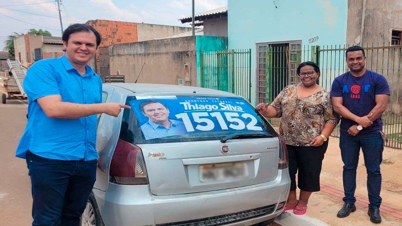 Deputado com apoiadores ao projeto de reeleição para a Assembleia Legislativa