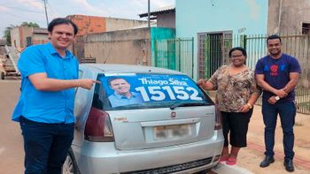 Deputado com apoiadores ao projeto de reeleição para a Assembleia Legislativa