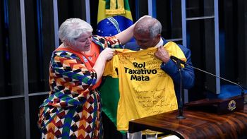 Romário recebe camiseta de Isaura Sarto, advogada e ativista da inclusão, em comemoração à aprovação do PL