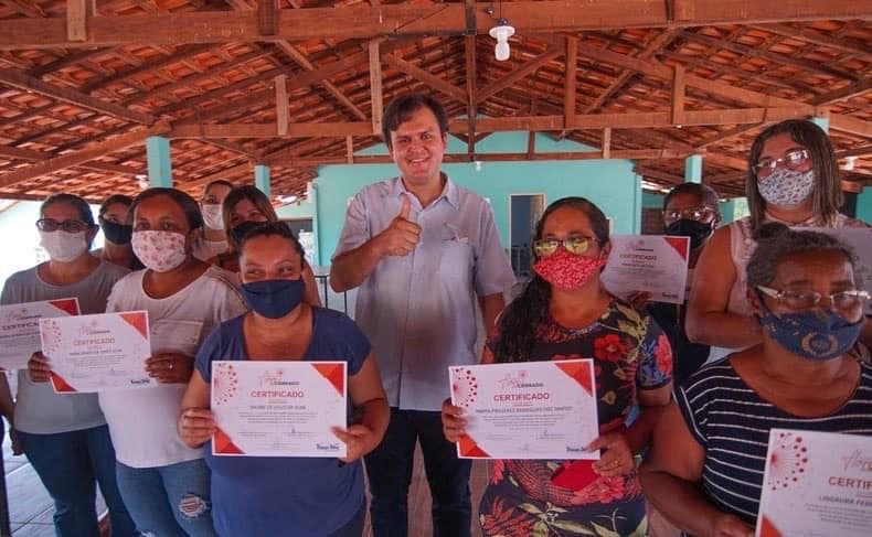 Deputado Thiago com mulheres que participaram de cursos do projeto