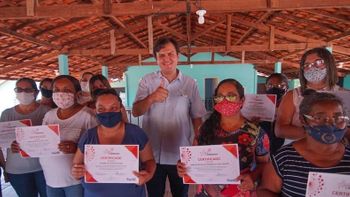 Deputado Thiago com mulheres que participaram de cursos do projeto