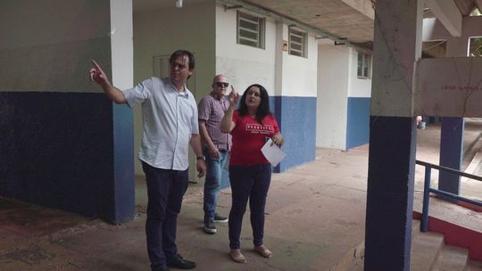 Deputado com a diretora da unidade escolar em reforma
