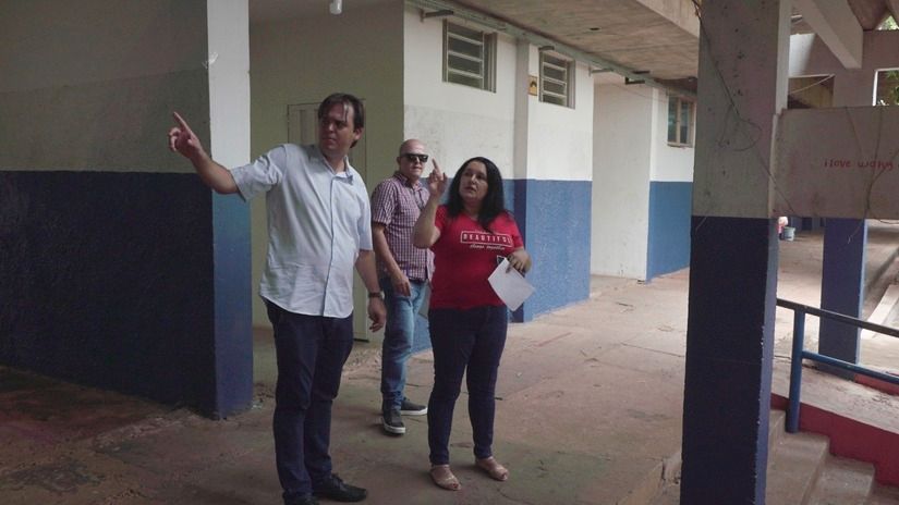 Deputado com a diretora da unidade escolar em reforma
