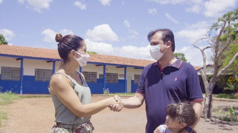 Deputado durante visita na escola de Rondonópolis