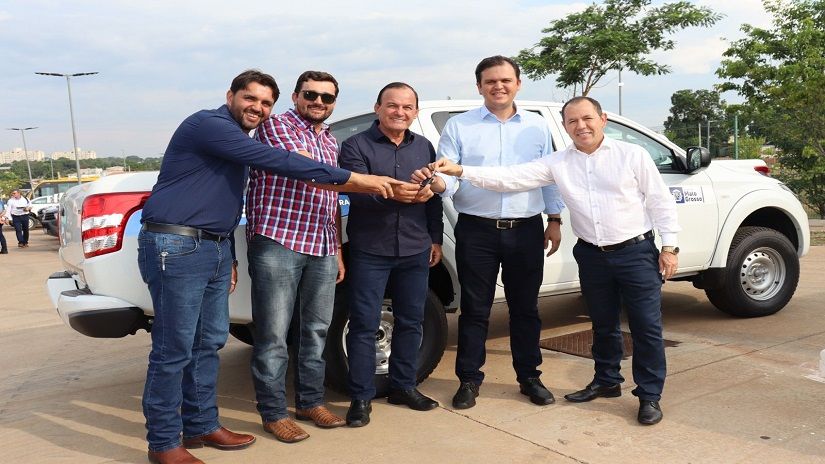 Deputado Thiago com o prefeito Barga Rosa e o vereador Fernandinho na entrega