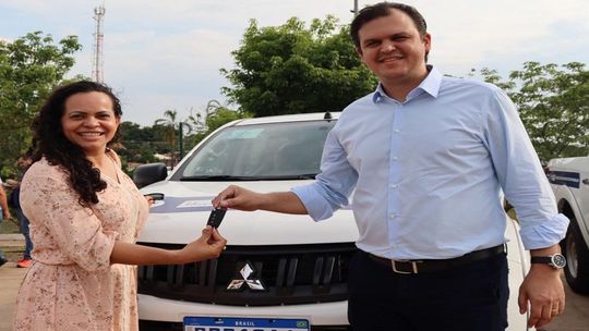 Thiago Silva entrega as chaves da caminhonete para a vereadora de Querência