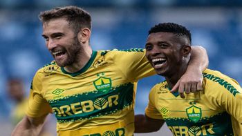Alan Empereur e Jonathan Cafú comemoram gol que abriu o placar - Assessoria FMF / Gil Gomes