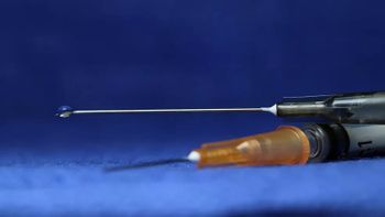 Seringa com anabolizante usado para provocar hipertrofia muscular — Foto: Pixabay