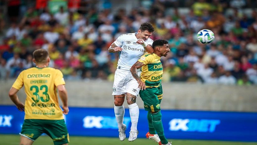 Vina ganha no alto e abre o placar na Arena Pantanal / Foto: Lucas Uebel, Grêmio FBPA