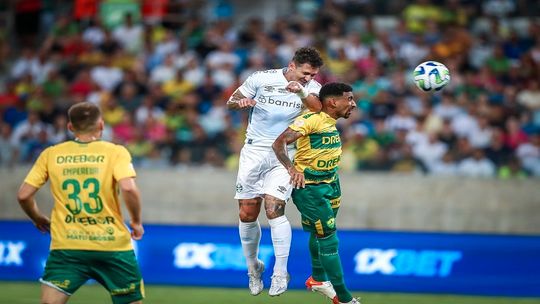 Vina ganha no alto e abre o placar na Arena Pantanal / Foto: Lucas Uebel, Grêmio FBPA