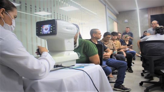 Exame oftalmológico durante Posto Itinerante realizado na sede da Secretaria de Planejamento e Gestão (Seplag). Crédito - Crédito Cristiano