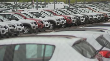 Economistas divergem sobre os benefícios para a economia brasileira da redução de impostos de carros populares 0 km — Foto: Jornal Nacional/