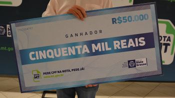 Cheque simbólico do Programa Nota MT no valor de R$ 50 mil - Foto por: Assessoria Sefaz-MT