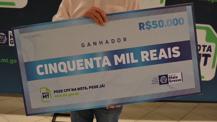 Cheque simbólico do Programa Nota MT no valor de R$ 50 mil - Foto por: Assessoria Sefaz-MT