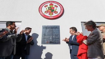 O governador Mauro Mendes ao descerrar a placa de inauguração